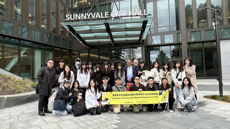 台灣羅東高中學生參觀美國加州首座綠建築市政廳，森尼韋爾市政廳
