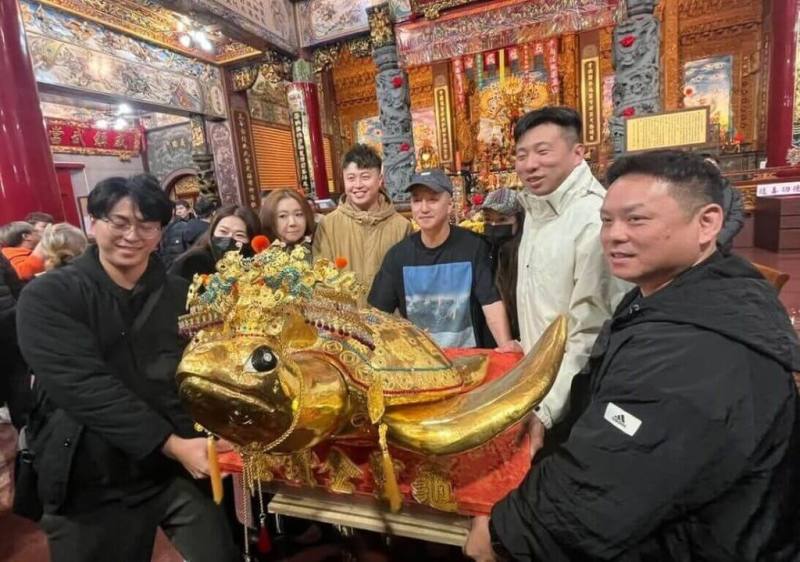 澎湖元宵乞龜活動，馬公山水上帝廟430兩金鑽龜，由去年得主「滿福職人賓士旅遊車隊」乞得，明年將增加1兩還願。（民眾提供）