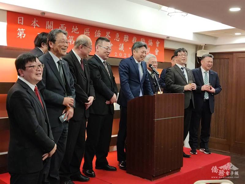 駐大阪辦事處處長洪英傑引介石川縣小松市議會一行至懇親會會場致意