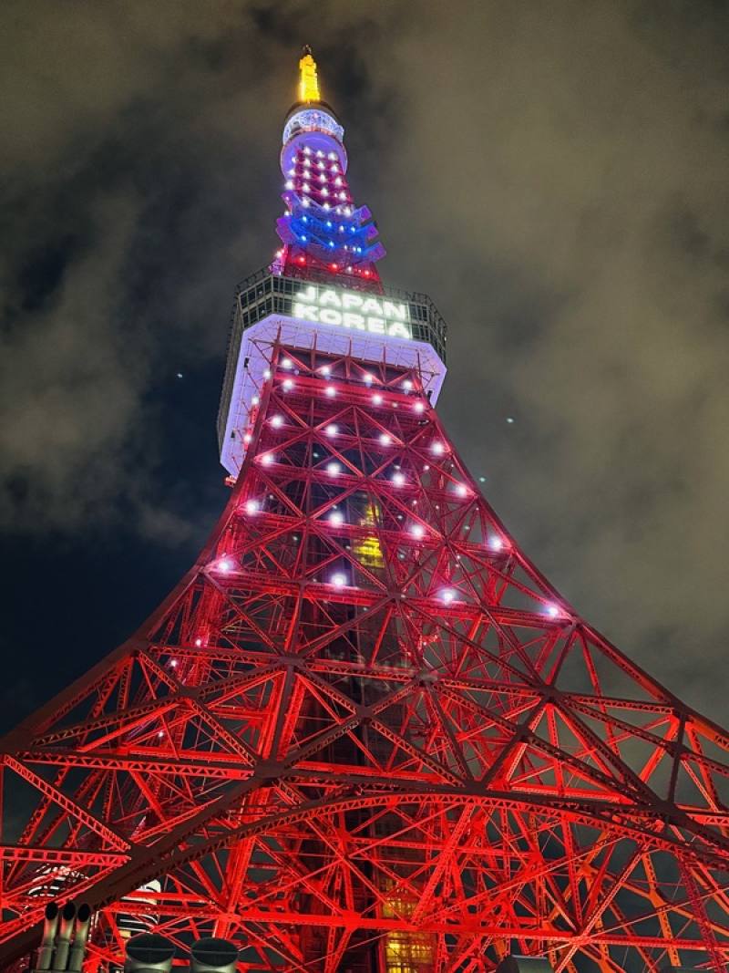 紀念日韓建交60週年，象徵兩國的知名地標東京鐵塔、南山首爾塔 （N首爾塔）15日晚間分別施以特殊光雕。東京鐵塔點呈現具日韓國旗意象的藍白紅色；展望台外牆呈現JAPAN KOREA的文字