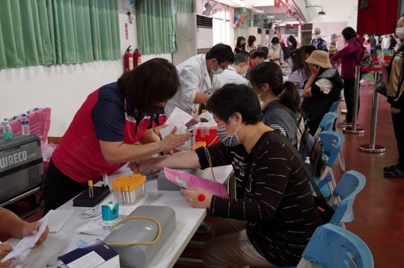 屏東縣政府16日在縣立大同高中活動中心提供成人一般健檢及多項健康加值活動，民眾到場進行健檢。（屏東縣衛生局提供）
