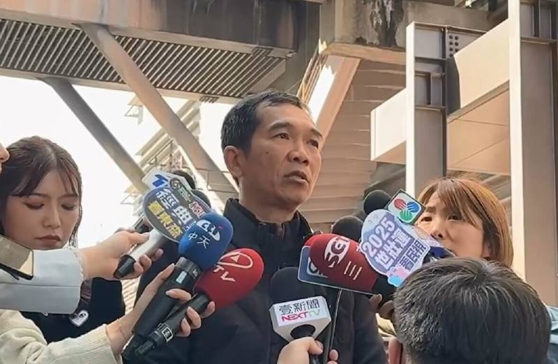 A driver surnamed Tsai recounts his life-saving journey to the media on Saturday. CNA photo Feb. 15, 2025