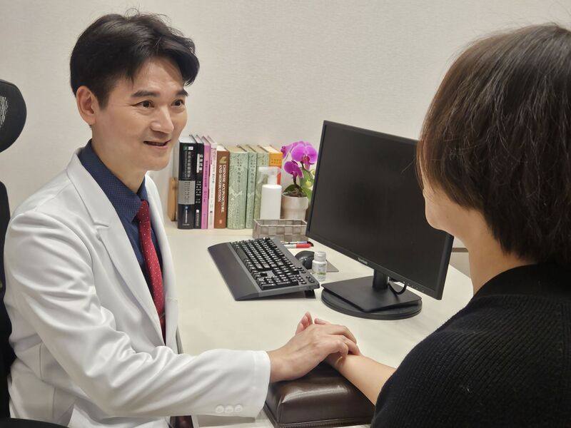 投身中醫國際醫療的祥寧中醫團隊總院長廖昭銘（左）16日表示，台灣中醫應國際化，尤其台灣中西醫合併治療癌症成績斐然，與中國相比，台灣中醫具備更細膩的優勢。