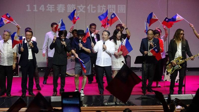 僑務委員會春節文化訪問團15日晚間在馬尼拉公演，節目最後全體合唱「愛拚才會贏」和「朋友」兩首歌曲，氣氛熱烈。