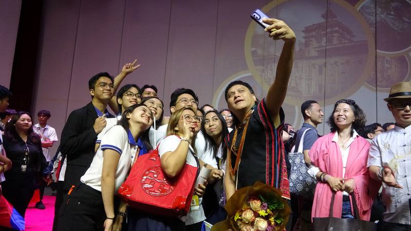 僑務委員會春節文化訪問團15日晚間在馬尼拉公演，團員收獲不少粉絲，圖為原住民歌手桑布伊與菲律賓僑胞、大學生自拍。