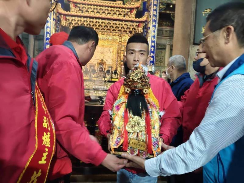 雲嘉地區五股開台尊王過爐儀式16日在四湖三條崙海清宮舉行，上午點燃起馬炮後，迎國姓公神像起駕前往次房股大埤豐田村成功廟。（雲林縣政府文化觀光處提供）