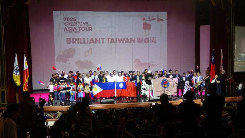 僑務委員會春節文化訪問團15日晚間在馬尼拉公演，透過多元的歌曲為旅菲台商、僑胞以及菲律賓的大學生帶來台灣的溫暖春節祝福。