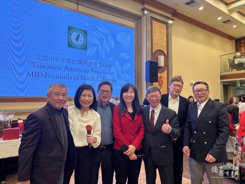 金山灣區文教中心主任莊雅淑(中)與會長陳溢茂(中右)及鄉親合影