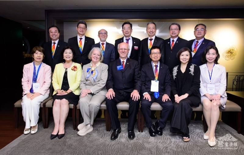 2025-26年度臺灣12個地區候任總監與國際扶輪總社長 Mario Camargo 合照（古源光提供）