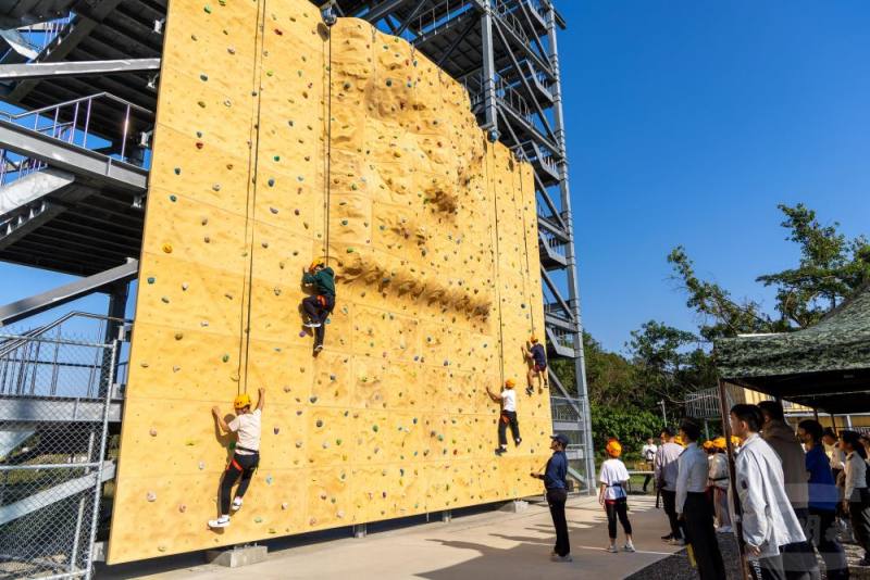 國防部軍校招生菁英專案活動，安排青年學子體驗合理冒險攀岩牆。（軍聞社記者蔡枋澐攝）