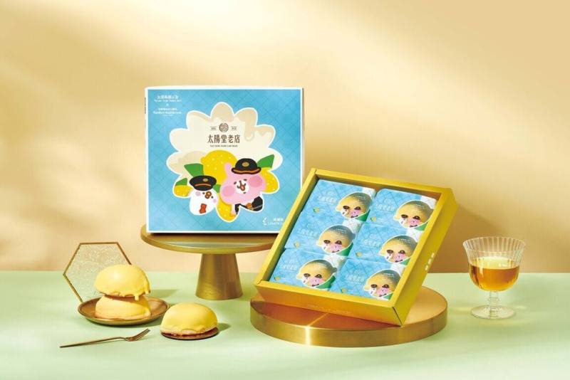 台灣高鐵公司17日起推出新聯名商品，與台中在地品牌「太陽堂老店」共同推出聯名檸檬餅禮盒組，以檸檬巧克力包覆著鬆軟綿密的蛋糕，外形有如半顆檸檬。（台灣高鐵提供）