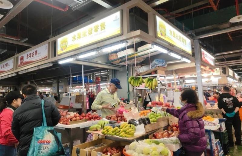 位於台北市萬華區環河南路及艋舺大道旁的環南市場於民國105年動工原地改建，18日正式試營運，樓層數共計地下2層、地上6層，總攤位數量逾1300攤，為北市最具規模的市場之一。（台北市市場處提供）