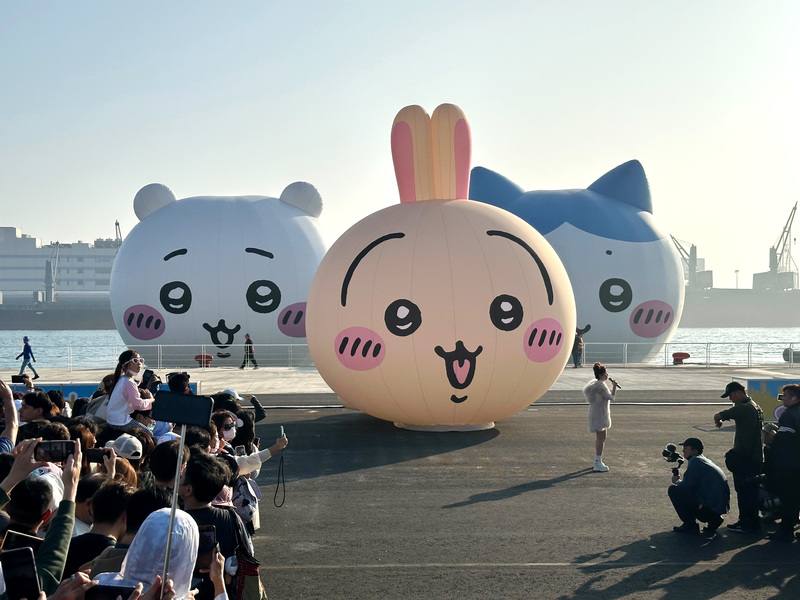 「2025 Kaohsiung Wonderland高雄冬日遊樂園」邀請日本人氣IP「吉伊卡哇」進駐，吉伊卡哇與小八貓、兔兔的大型立體化氣膜出現高雄港灣，16日舉行閉幕活動。