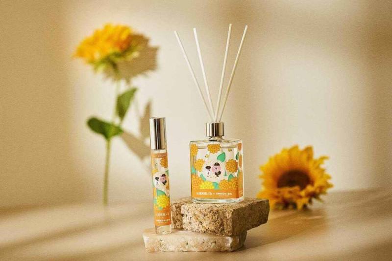 台灣高鐵公司17日起推出新聯名商品，與台灣香氛品牌「Take a Snooze瞇一下」合作，推出「卡娜赫拉的小動物」香氛商品組，以向日葵的溫柔氣息為發想，選用清新的青色瓜果水氣感搭配溫暖向日葵與柔和木質麝香，調配出柔軟又細膩的冬日暖陽氣息。（台灣高鐵提供）