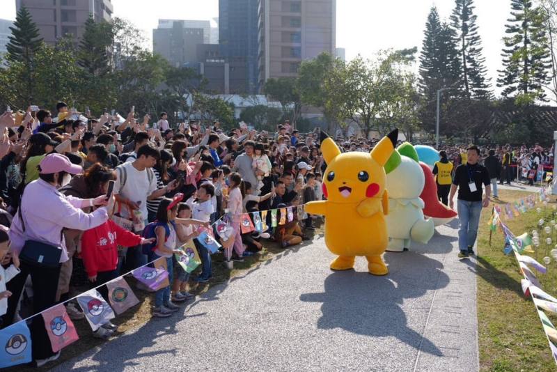 2025台灣燈會與日本知名IP「Pokémon寶可夢」合作，即日起至23日規劃寶可夢快閃見面會，週一至週五晚間8時、週六日下午3時、4時及晚間7時在「驚見！塘緣卡比獸」作品旁熱鬧舉行。（桃園市政府觀光旅遊局提供）