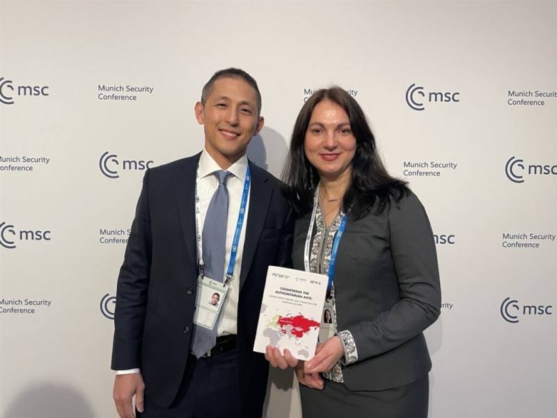 「壯闊台灣聯盟」創辦人吳怡農（左）以台灣公民代表身分參加2025慕尼黑安全會議，會中與各國專家與政要交流安全與防務議題，並在現場與去年曾經訪台的烏克蘭前國會議員霍普科（Hanna Hopko）會面。（吳怡農提供）