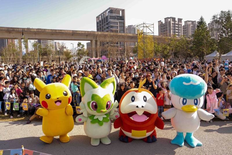 2025台灣燈會與日本知名IP「Pokémon寶可夢」合作並推出驚喜彩蛋，寶可夢快閃見面會將持續至23日，皮卡丘、新葉喵、呆火鱷、潤水鴨等現身與民眾互動。（桃園市政府觀光旅遊局提供）