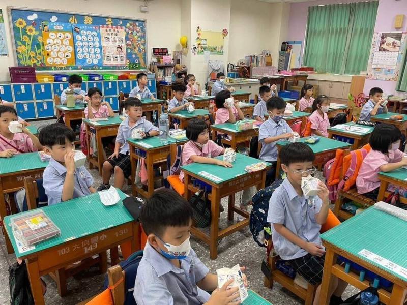 中央決議停辦「班班喝鮮奶」政策，嘉義市政府仍自行編列預算，將從下週起每週供應2次鮮乳，惠及全市公幼、國中、小學共2萬2477名學生受惠。（嘉義市政府提供）