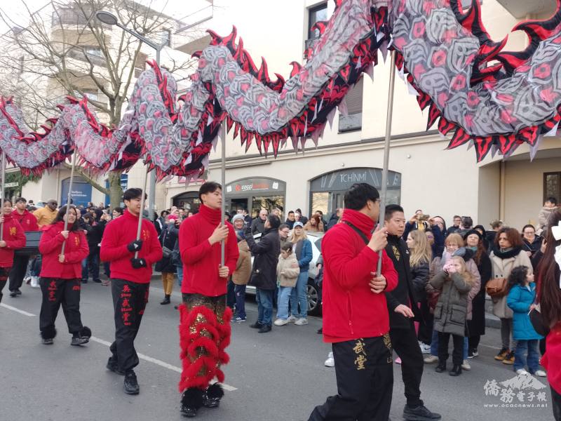 舞龍的遊行吸引人群圍觀