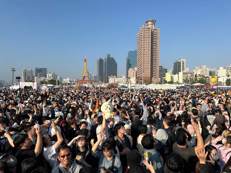 高雄燈會「2025 Kaohsiung Wonderland高雄冬日遊樂園」活動16日下午閉幕，吸引上萬人到場歡送「吉伊卡哇」，也有民眾帶著收藏玩偶到場。
