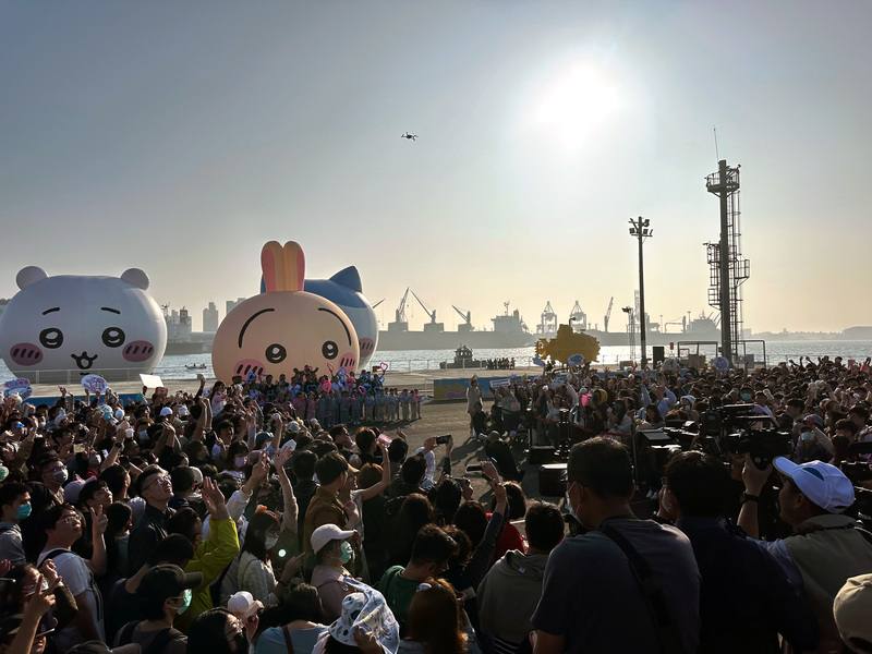 高雄燈會「2025 Kaohsiung Wonderland高雄冬日遊樂園」邀請日本人氣IP「吉伊卡哇」進駐愛河灣，活動16日閉幕，沿岸吸引大批民眾一同歡送，感謝小可愛們23天陪伴。
