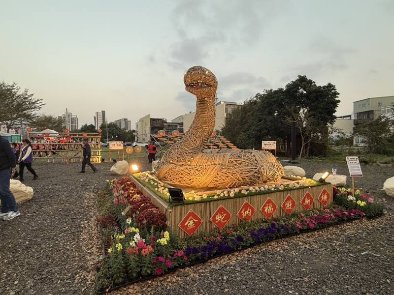 「2025金蛇納福遊新埔－花燈踩街迎天穿活動」，爺蛇主燈與竹藝裝置交織出夢幻光影