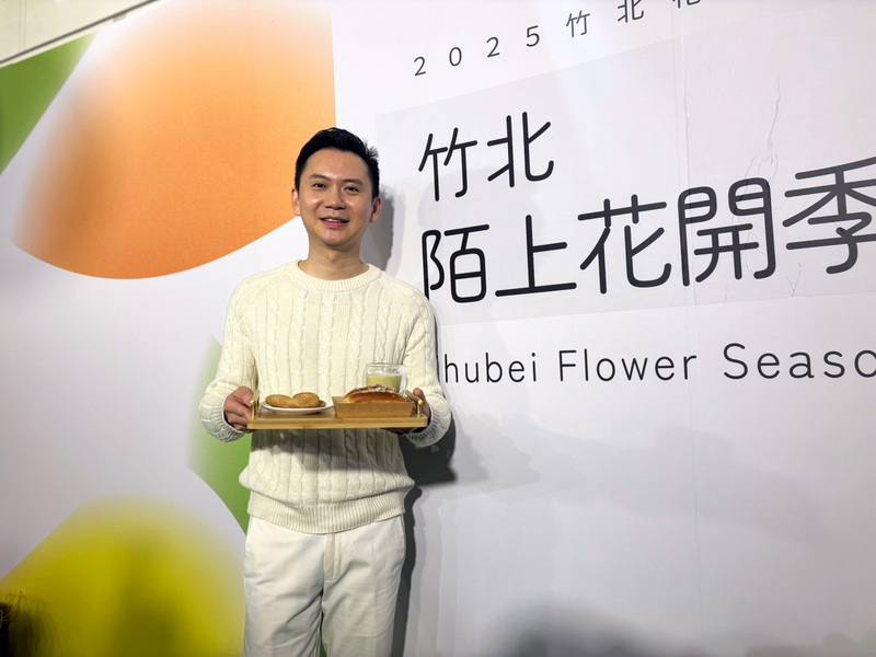 竹北市公所18日舉辦「2025陌上花開季」宣傳記者會，市長鄭朝方（圖）表示，此次活動辦於竹北的澎湖窟步道旁，打造3公頃向日葵花海，也設有稻草圍牆展演區，並安排稻草音樂會。