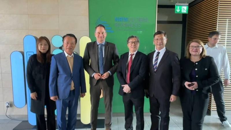 駐德代表謝志偉（左4）17日陪同嘉義縣長翁章梁（左2）與台灣無人機廠商拜會德國官方招商機構北威州商務署（NRW Global Business），雙方就台德無人機產業鏈結交換意見。（嘉義縣政府提供）