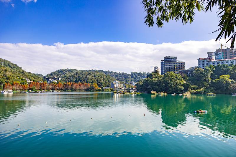 交通部公路局中區養護工程分局表示，228連假即將到來，南投縣仁愛鄉清境農場、合歡山、魚池鄉日月潭（圖）預估將吸引眾多遊客，建議當天往返者、過夜遊客分流抵達。