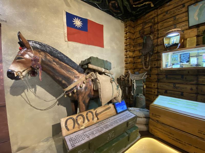 「異域故事館」展示的手工國旗，是泰北孤軍用生命來守護的重要信念。(吳琍君攝)