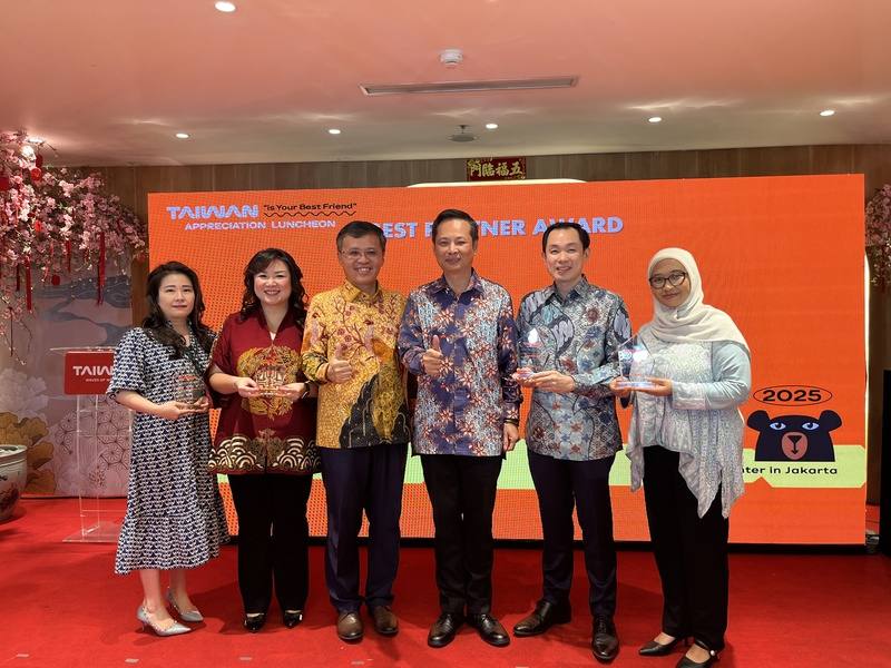 駐雅加達台灣觀光服務處主任周士弼（左3）與駐印尼代表洪振榮（右3）頒發獎項給印尼觀光業者，感謝支持與合作