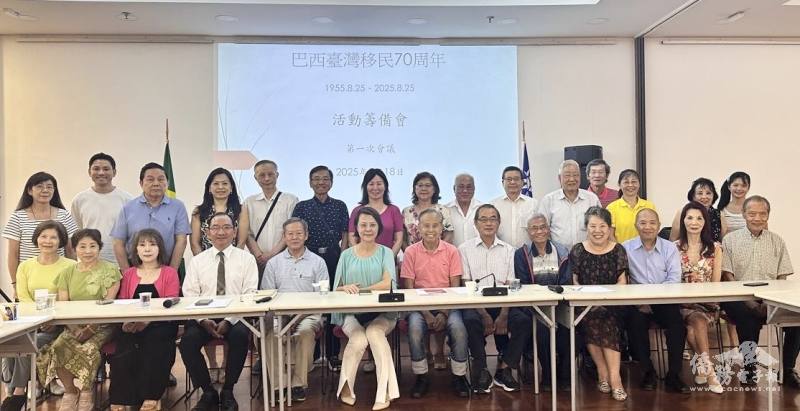 貴賓和僑務榮譽職人員、僑社負責人及代表合照