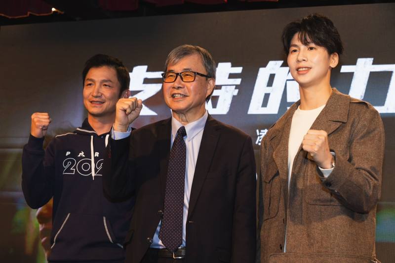 教育部校園霸凌防制宣導活動_曾自強教練、鄭英耀部長、林郁婷合影