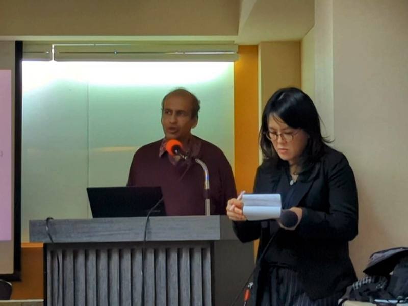 綠色公民行動聯盟19日舉辦「2024世界核能產業現況報告」授權中文翻譯摘要發布會，報告作者之一、加拿大英屬哥倫比亞大學公共政策暨全球事務學院教授拉瑪納（Dr. M.V. Ramana）（左）指出，核能產業的前景不樂觀，儘管後續推動小型模組化核反應爐（SMR），但研究發現，這些反應爐的發展面臨諸多不確定性