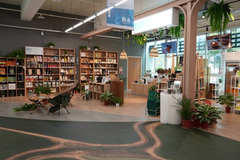 屏東農業物產館展售區販售屏東優秀青農產品，其中不乏有神農獎得主的產品