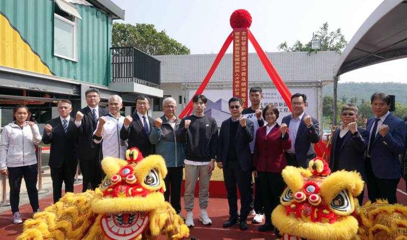 教育部張廖萬堅次長（右六）、內政部國土管理署游源順總工程司（左六）、立法委員林倩綺（右四）、立法委員李柏毅、游泳選手王冠閎（左七）、軟式網球選手余凱文（右五）、網球選手蔡宇甯（左一）出席「士校營區新建游泳館及網球場等工程」開工動土祈福典禮