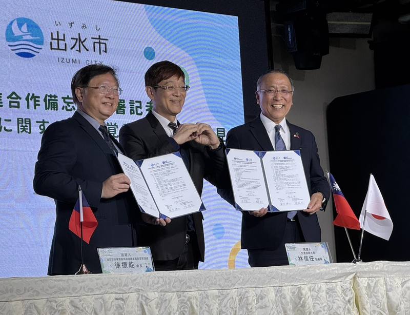 雲嘉南濱海國家風景區管理處長徐振能（左）及日本鹿兒島縣出水市長椎木伸一（右）在觀光署副署長林信任（中）見證下簽署合作備忘錄，要推動賞鳥觀光