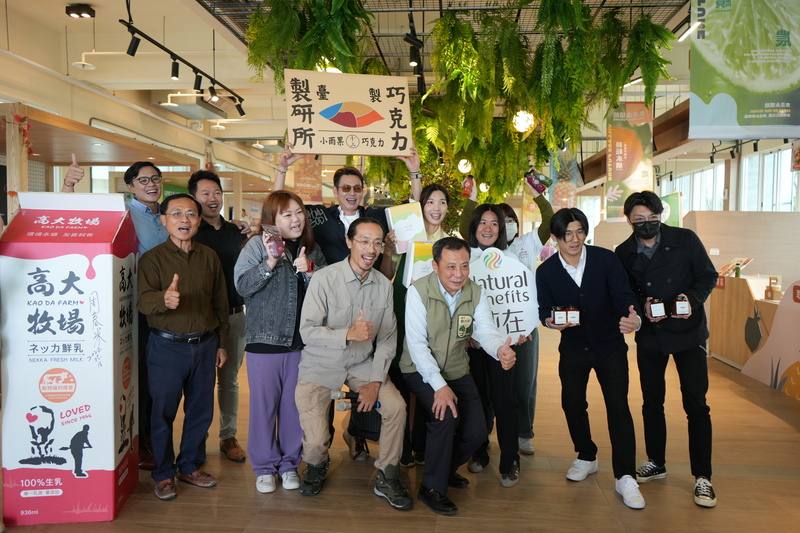 屏東農業物產館販售在地好物，屏東縣政府農業處長鄭永裕（前排左4）帶領業者介紹特色產品