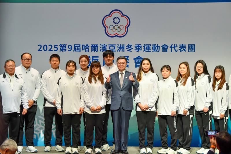 行政院長卓榮泰與選手們合影