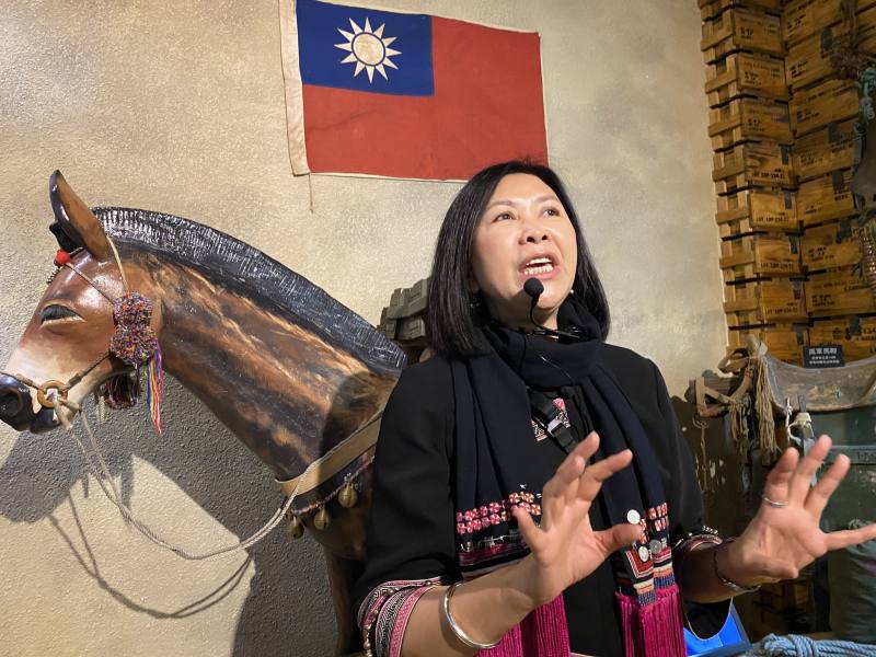 身著傈僳族傳統服飾的李福英，帶領大家進入「異域故事館」，講述著她與家人和先輩們從全都是原始叢林的金三角來到台灣的故事。(吳琍君攝)