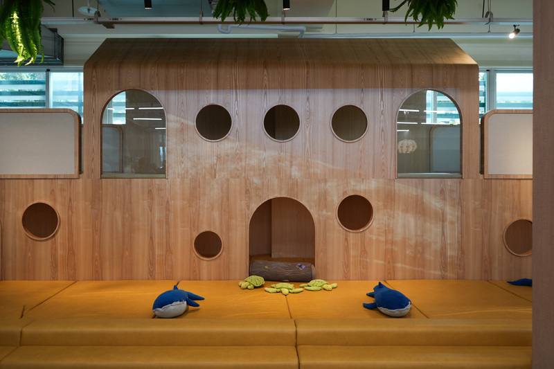 屏東農業物產館設置適宜親子活動區域，父母可放心帶小孩來玩，並觀看永續主題影片