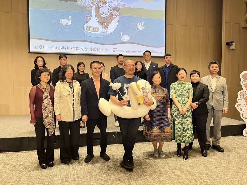 衛武營國家藝術文化中心「瘋迷24」系列節目邁入4週年，2025年以大師柴可夫斯基為主。衛武營19日舉辦記者會，衛武營藝術總監簡文彬（前中）套上可愛的天鵝游泳圈出場，與音樂家合影