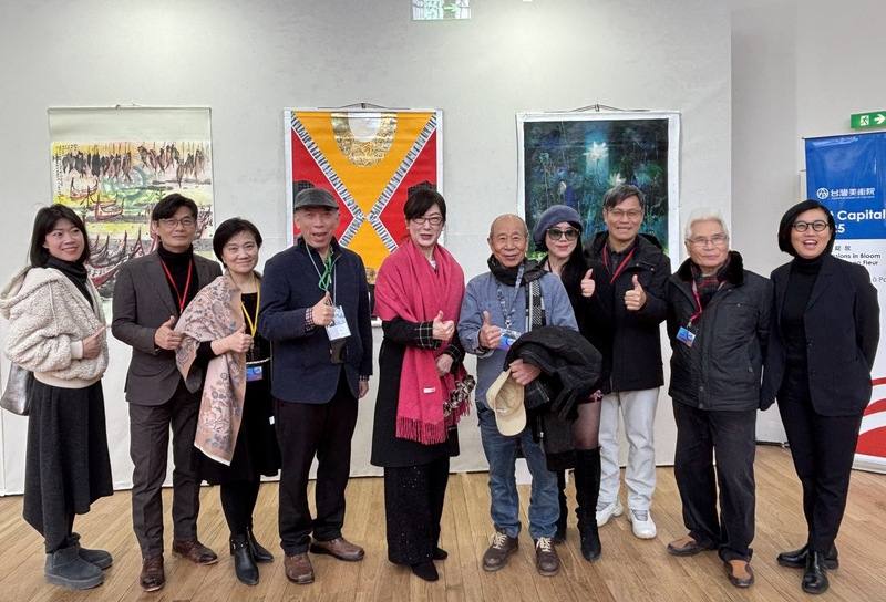 首都藝術展18日於巴黎大皇宮開展，台灣共有23位藝術家大陣仗參加。駐法大使郝培芝（左5）與駐法台灣文化中心主任胡晴舫（右1）前往致意，與藝術家吳炫三（右5）、梁永斐（左4）、黃進龍（右3）、李文謙（右2）、林欽賢（左2）、陳香伶（右4）、師大控股公司執行長林雅萍（左3）合影