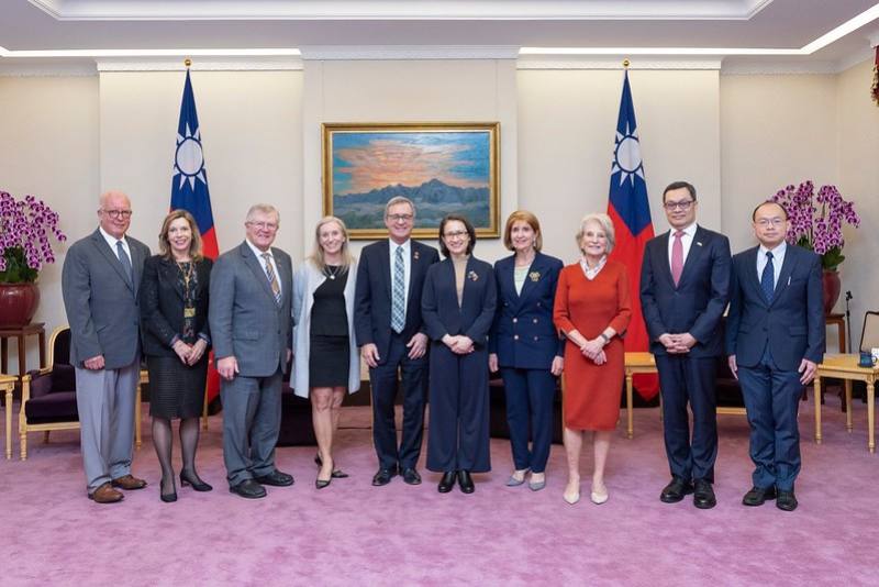 副總統與加拿大聯邦參議員併「哈利法克斯台北論壇」美國學者訪問團合影