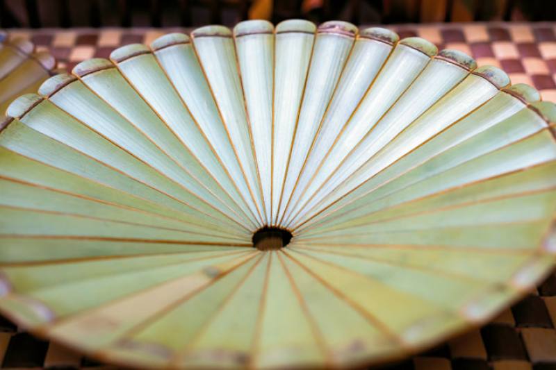 The bamboo used to make this chrysanthemum-shaped fruit platter has been processed through Lin Chun-han’s color-preserving technology. With the passage of time, its fresh green has gradually turned into yellowish green.​​