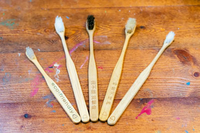 工業化、自動化生產的竹牙刷，刷毛的材質、尺寸多樣，可依消費者需求挑選