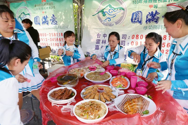 After the funeral rites are over, the bereaved family considerately serves a hearty meal to recompense the performance troupe for their hard work.