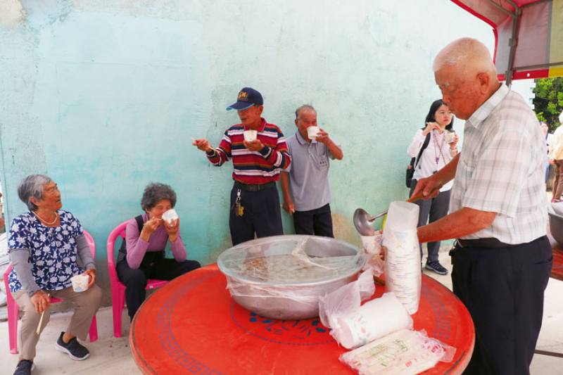 Friends and family of the deceased prepare food early on funeral days and allow people working at the funeral to first eat their fill, exemplifying the thoughtfulness of Taiwanese people.