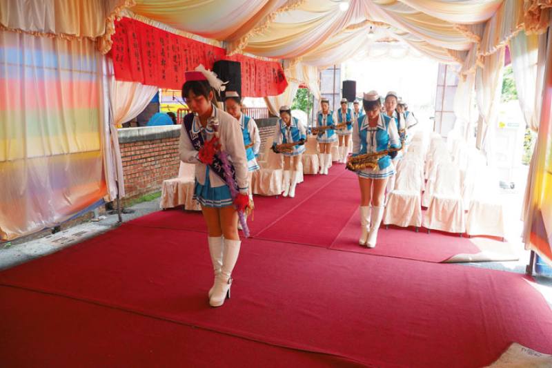 When the Dazhong Women’s Band enters the funeral venue, they first bow to pay their respects to the deceased.