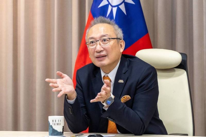 外交部政務次長吳志中接受法國「挑戰週刊」（Challenges）雜誌視訊專訪，強調台灣人民強烈捍衛本身社會民主制度的決心。